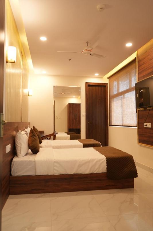 Hotel Golden Palace ลัคเนา ภายนอก รูปภาพ