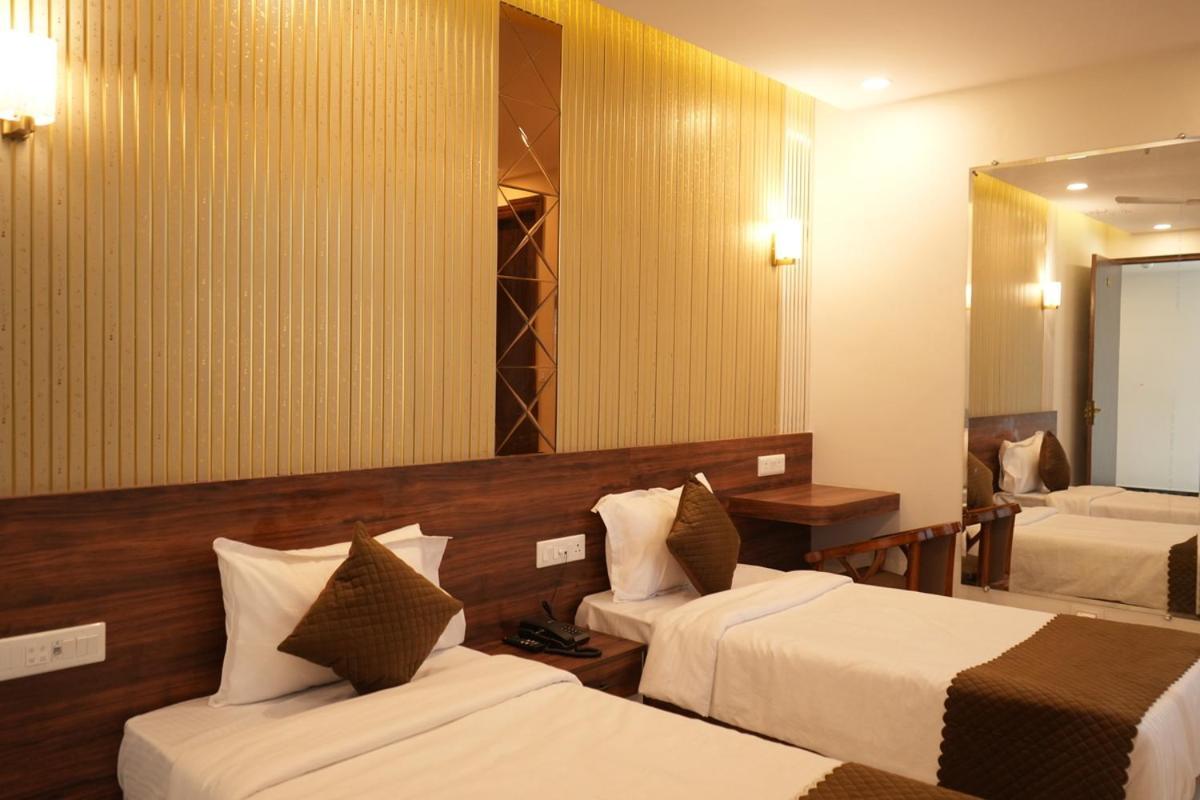 Hotel Golden Palace ลัคเนา ภายนอก รูปภาพ