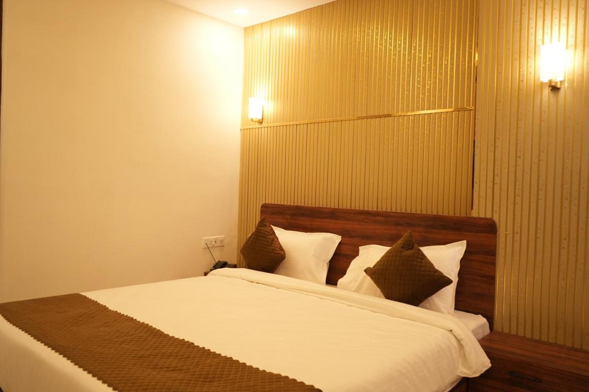 Hotel Golden Palace ลัคเนา ภายนอก รูปภาพ